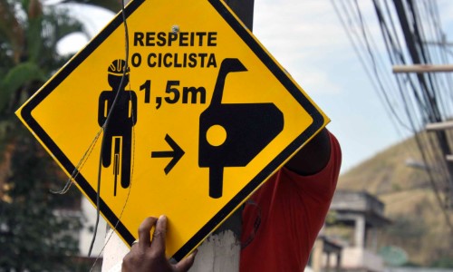 ‘Respeito aos ciclistas’: Prefeitura de BM inicia instalação de placas