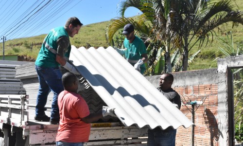 Prefeitura de Itatiaia inicia concessão de telhas a munícipes