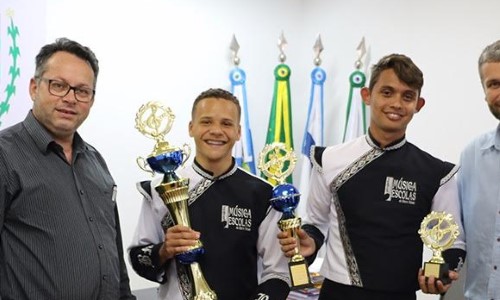 Banda Marcial de BM faz entrega simbólica de troféus para prefeito Rodrigo Drable 