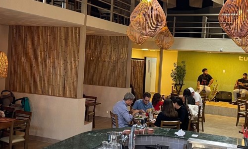 Tulum Lounge abre as portas em Volta Redonda com gastronomia mundial, música ao vivo e clima praiano