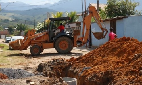 Bairro de Itatiaia recebe obra de construção de rede de água e esgoto