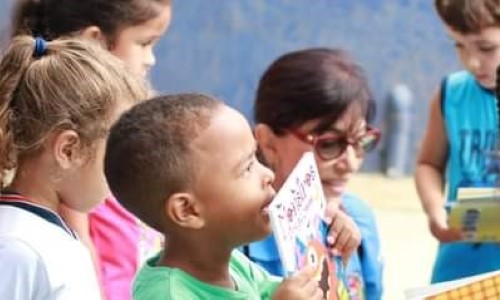 Vassouras entrega mais de 500 livros de incentivo à leitura