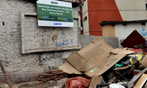 Imóvel com risco de desabamento está em processo de demolição no Verbo Divino, em Barra Mansa