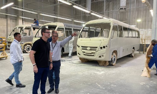 Prefeito de Resende visita Fábrica Encarroçadora para vistoriar novos veículos do transporte público